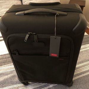 Tumi Alpha 2 Rollenkoffer Continental Carryon
